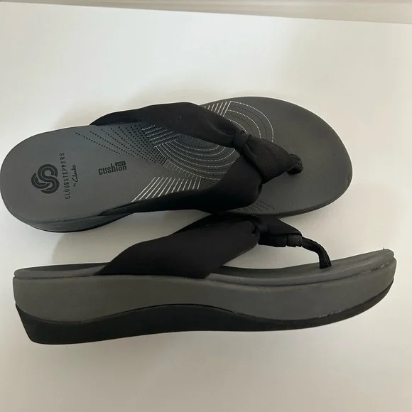 Clarks Cloudsteppers Gray and Black Sandals, Size 6 - Picture 4 of 4